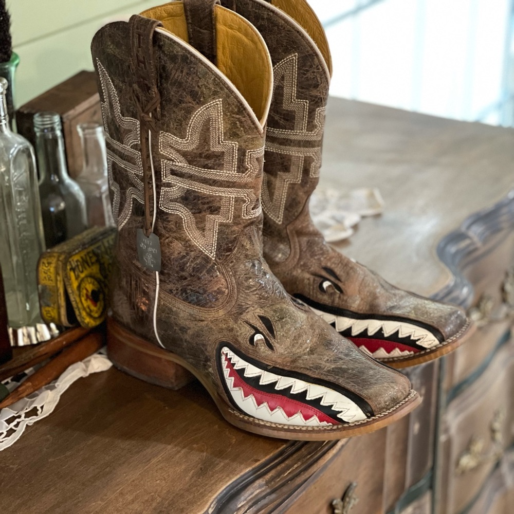 Men’s Tin Haul Gnarly Shark Boots, Beer Girl Sole